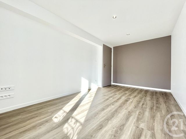 Afficher la photo en grand immeuble à vendre - 162.96 m2 - LES ABRETS EN DAUPHINE - 38 - RHONE-ALPES - Century 21 Arlaud Transaction